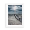 Plakat w ramie 50x70 - Burzowy pomost na plaży - plaża, pomost - rama biała