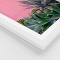 Plakat w ramie 30x40 - Tropikalne Liście na Różowej Ścianie - różowa ściana, tropikalne liście na jej tle - rama biała