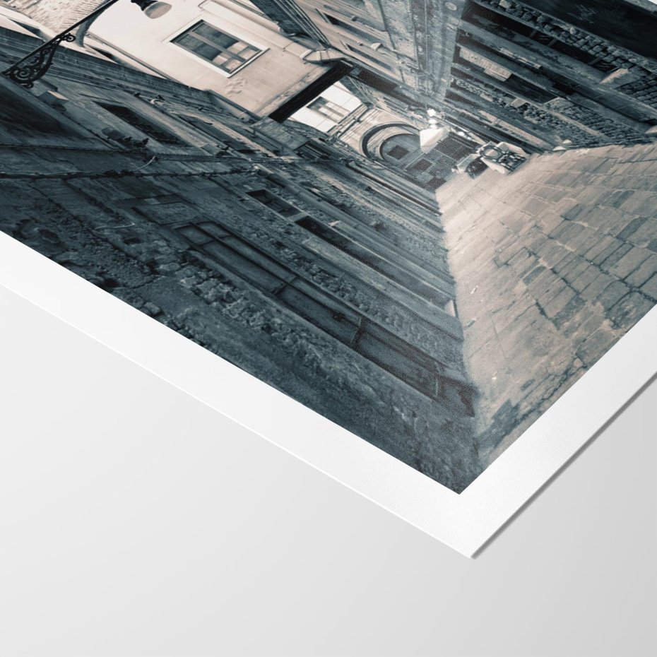 Plakat bez ramy 40x50 - Odkryj tajemnice miasta - uliczka, perspektywa