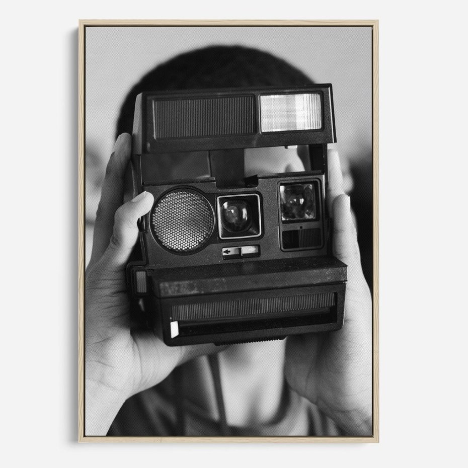 Obraz w ramie 50x70 - Mężczyzna za Aparatem - czarno białe zdjęcie, portret - rama drewno