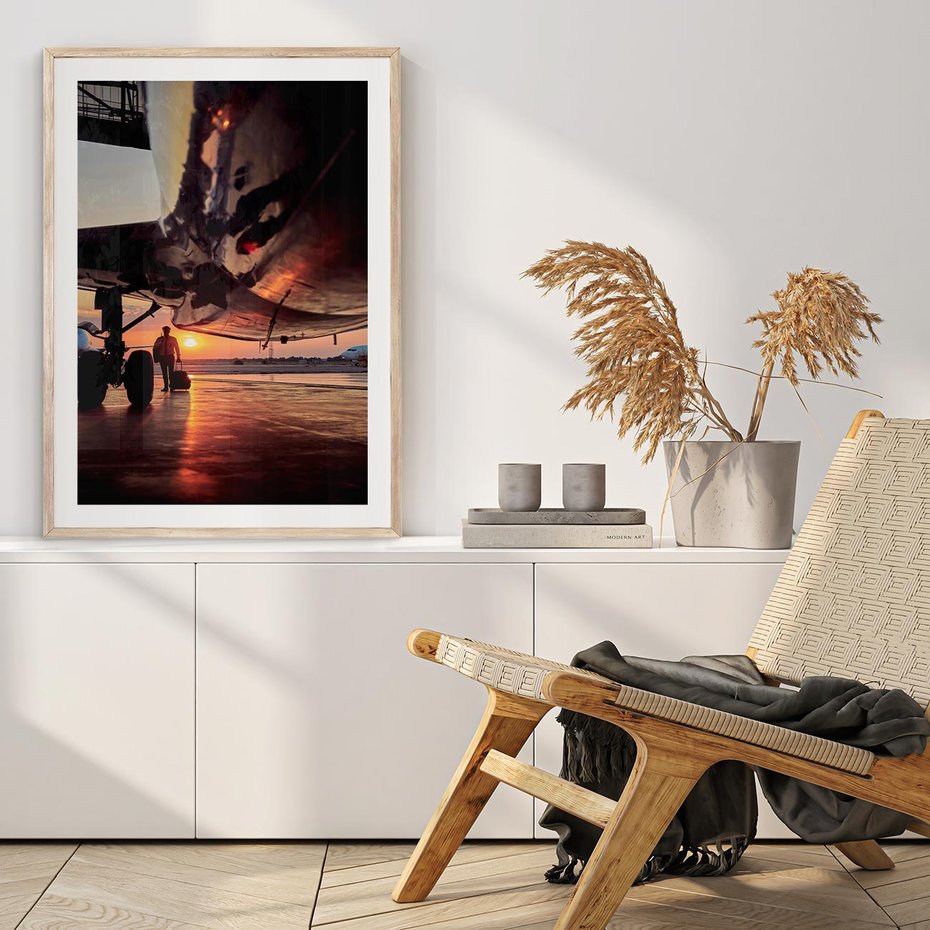 Plakat w ramie 50x70 - Podróż ku Zachodzącemu Słońcu - samolot, scena na lotnisku - rama drewno