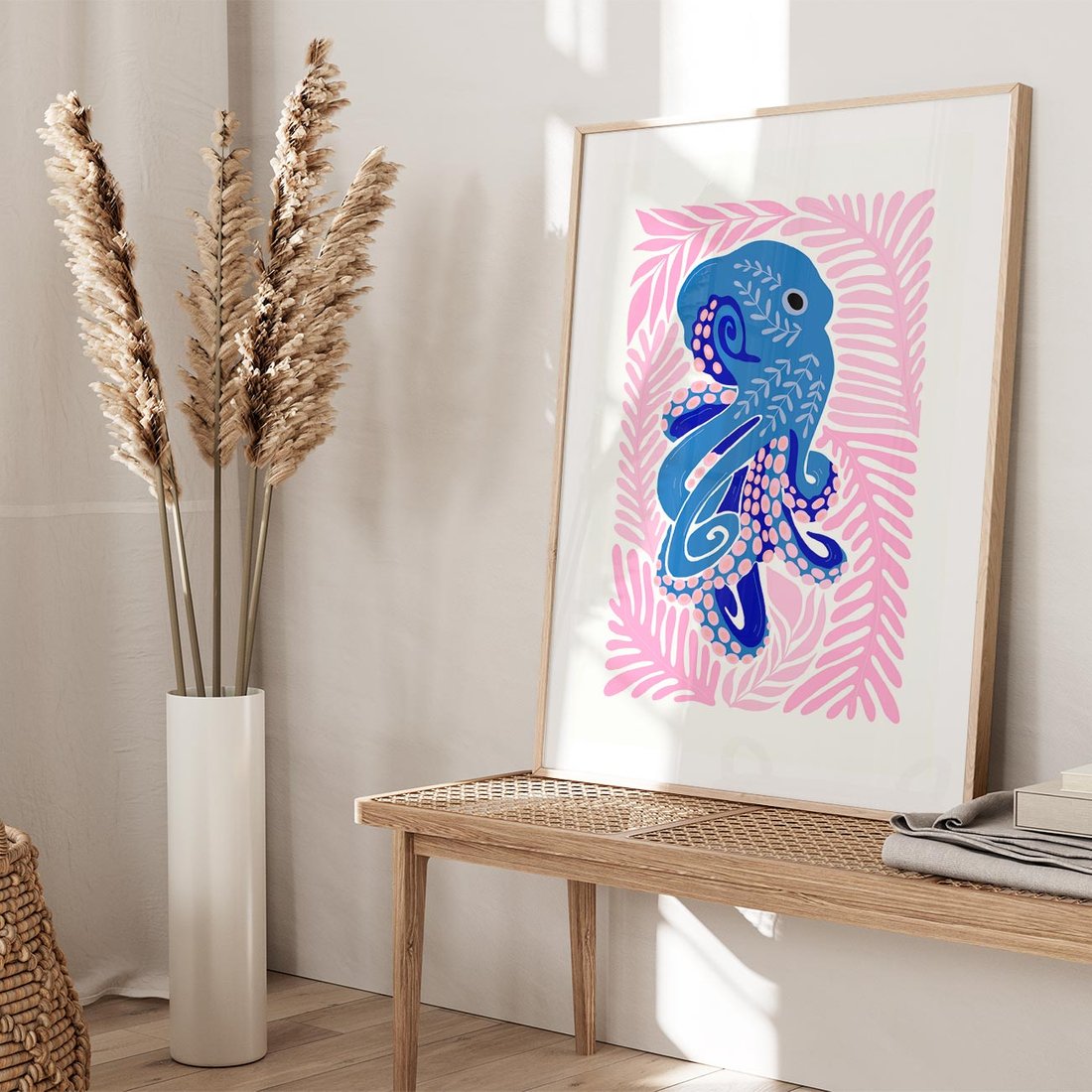 Plakat w ramie 40x50 - Rozkwitające marzenia - abstrakcyjna kompozycja, niebieska ośmiornica wśród różowej roślinnośći - rama drewno