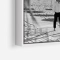 Obraz w ramie 70x100 - Wakacyjny Spacer - czarno białe zdjecie, plaża - rama biała