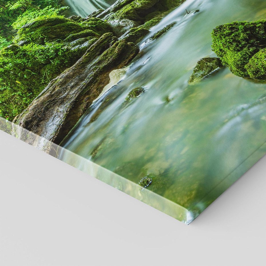 Obraz na płótnie 30x30 - Las przy rzece: potężny wodospad - las, rzeka