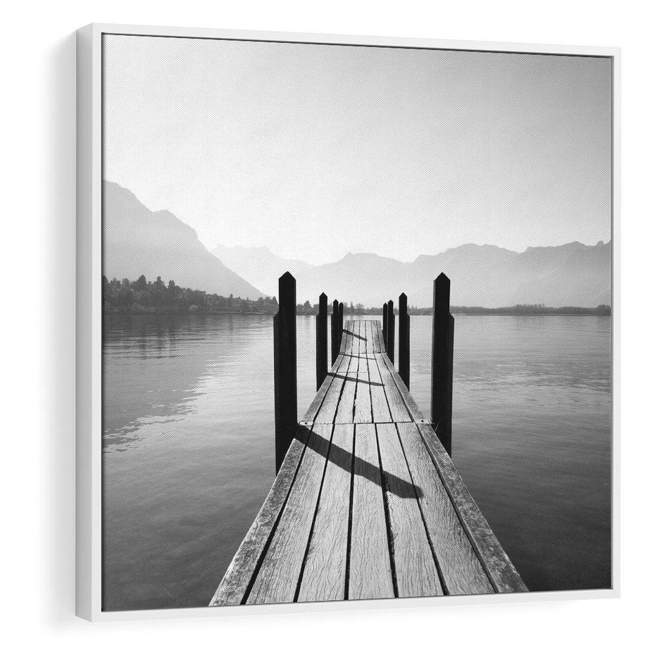 Obraz w ramie 50x50 - Spokojna Przystań - czarno biała fotografia, drewniany pomost na jeziorze - rama biała
