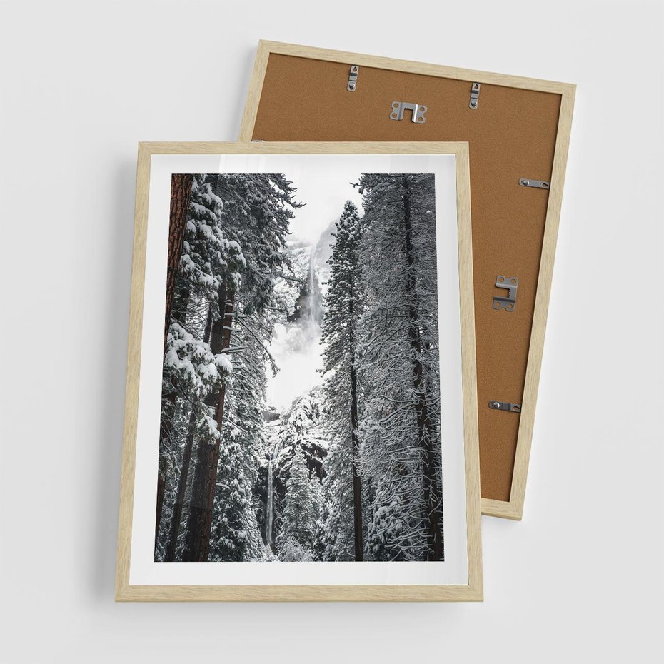 Plakat w ramie 50x70 - Cicha Magia Zimowego Lasu - zimowy las, ośnieżone drzewa - rama drewno