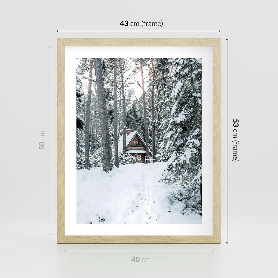 Plakat w ramie 40x50 - Spokój Zimowej Przygody w Lesie - domek w górach w lesie, zima - rama drewno