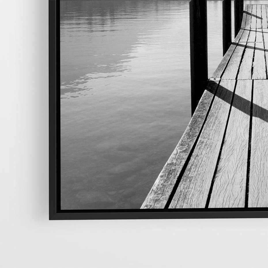 Obraz w ramie 50x50 - Spokojna Przystań - czarno biała fotografia, drewniany pomost na jeziorze - rama czarna