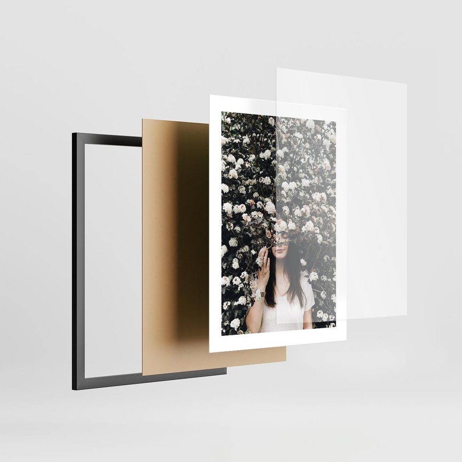 Plakat w ramie 30x40 - Kobieta w Krzewie Kwiatów - krzak z kwiatami, schowana za nim kobieta - rama czarna