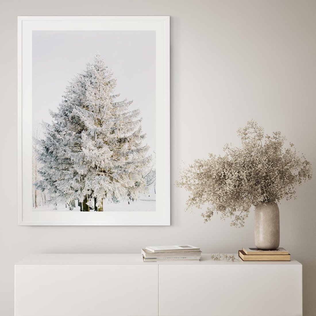 Plakat w ramie 30x40 - Zimowa Poezja w Ośnieżonym Drzewie - ośnieżone drzewo, zima - rama biała