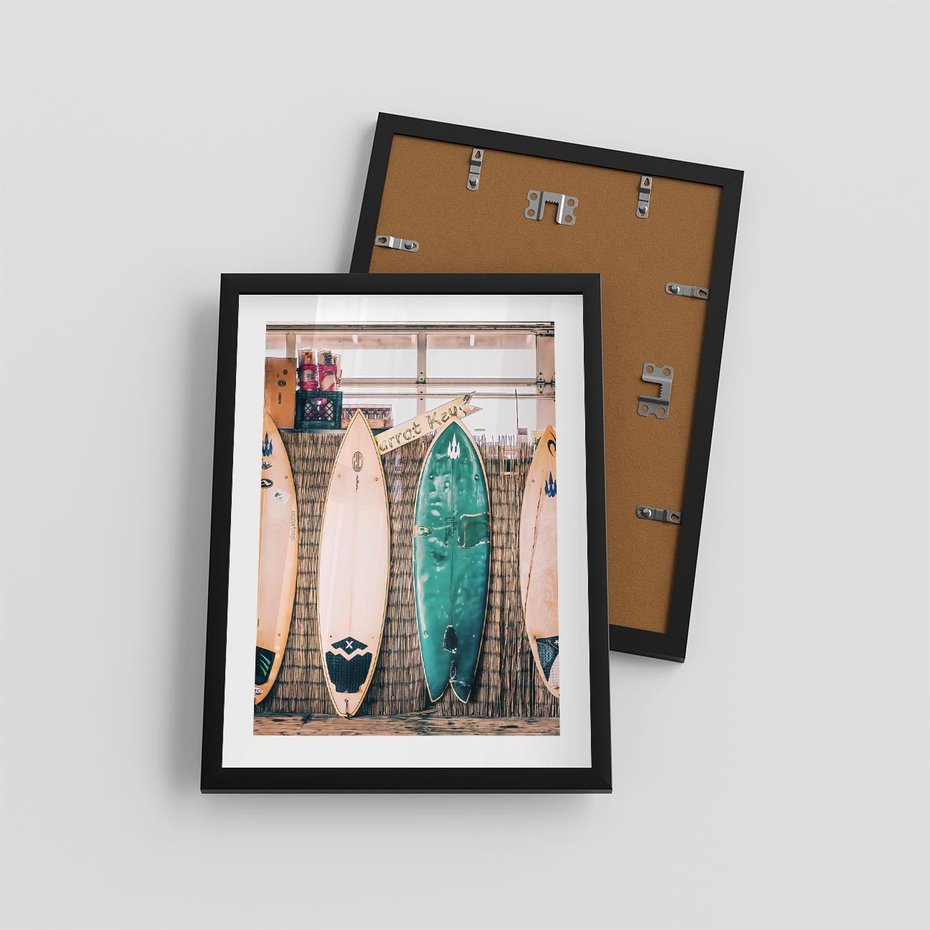 Plakat w ramie 30x40 - Deski Surfingowe w Pionie - deski surfingowe, ustawione pionowo - rama czarna