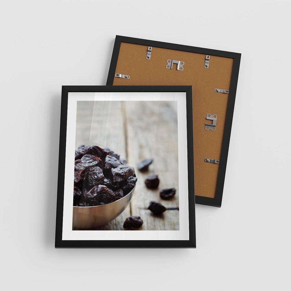 Plakat w ramie 40x50 - Smakowite rodzynki na talerzu - rodzynki, jedzenie - rama czarna