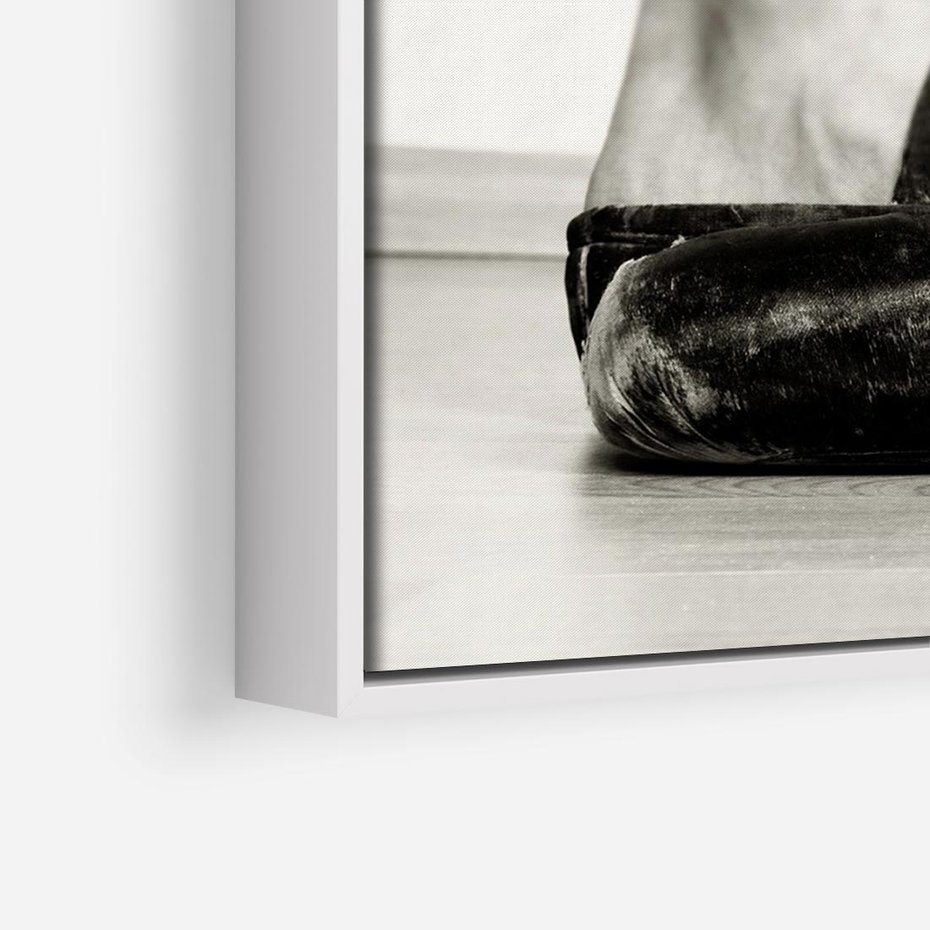 Obraz w ramie 120x80 - W Monochromatycznych Nutach - fotografia, czarno biała - rama biała