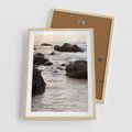 Plakat w ramie 50x70 - Dramatyczna Sceneria: Morze i Skały nad Brzegiem - fale, morze - rama drewno