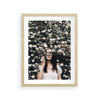 Plakat w ramie 50x70 - Kobieta w Krzewie Kwiatów - krzak z kwiatami, schowana za nim kobieta - rama drewno