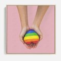 Obraz w ramie 50x50 - Miłość na Dłoniach - zdjęcie, dłonie trzymają ulepione tęczowe serce - rama drewno
