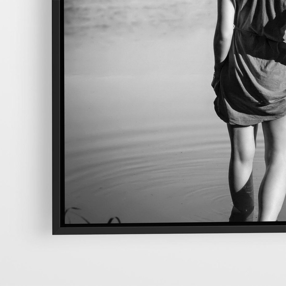 Obraz w ramie 50x50 - Kapiel w Mieście - czarno białe zdjęcie, kobieta wchodzi do wody - rama czarna