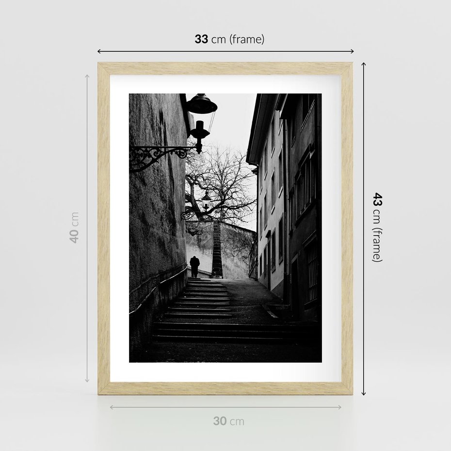 Plakat w ramie 30x40 - Ukryta Uliczka - czarno białe zdjęcie, schody - rama drewno