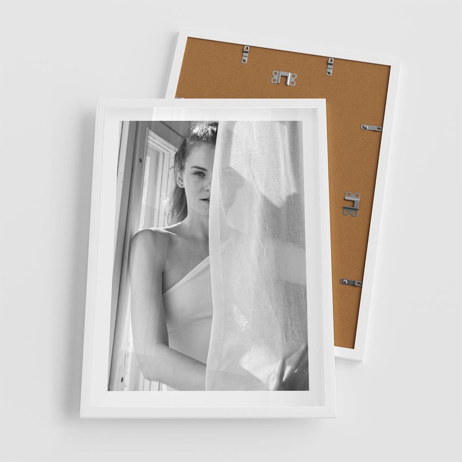 Plakat w ramie 50x70 - Za Firanką - czarno białe zdjecie, piękny portret eterycznej kobiety - rama biała