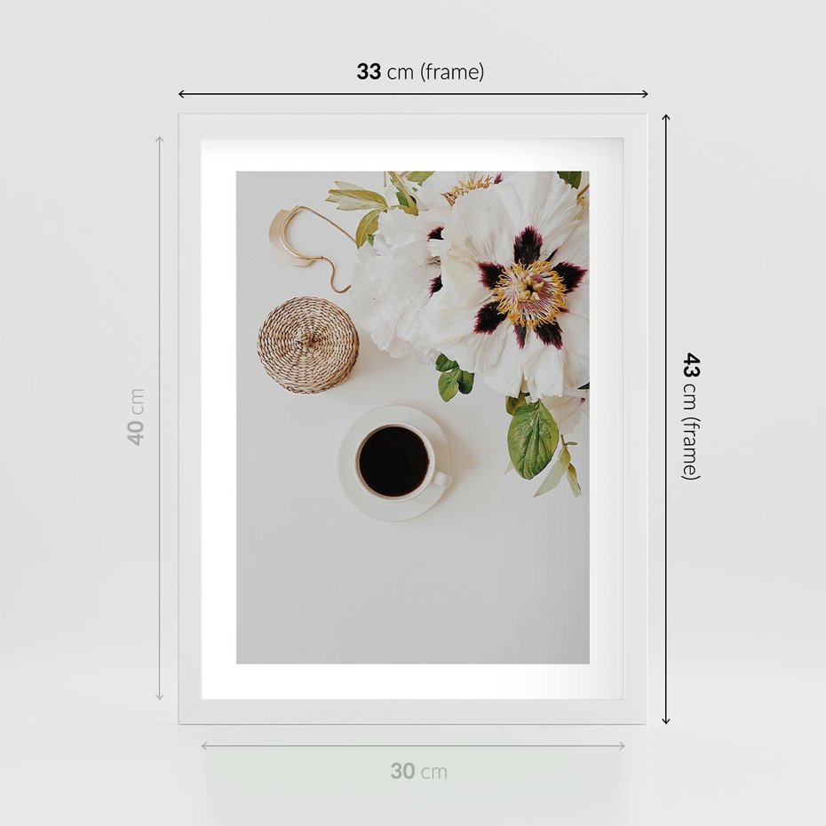 Plakat w ramie 30x40 - Bukiet Kwiatów i Kawa na Stole - fotografia, na stole bukiet - rama biała