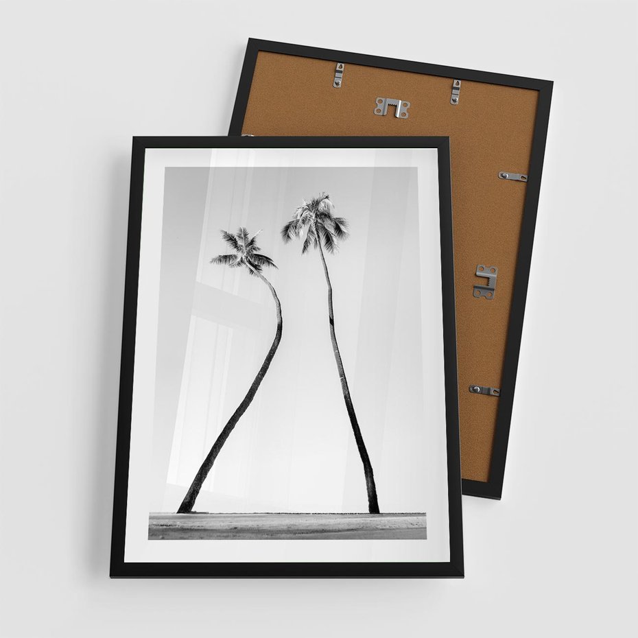 Plakat w ramie 50x70 - Samotne Palmy - czarno biała fotografia, dwie samotne palmy - rama czarna