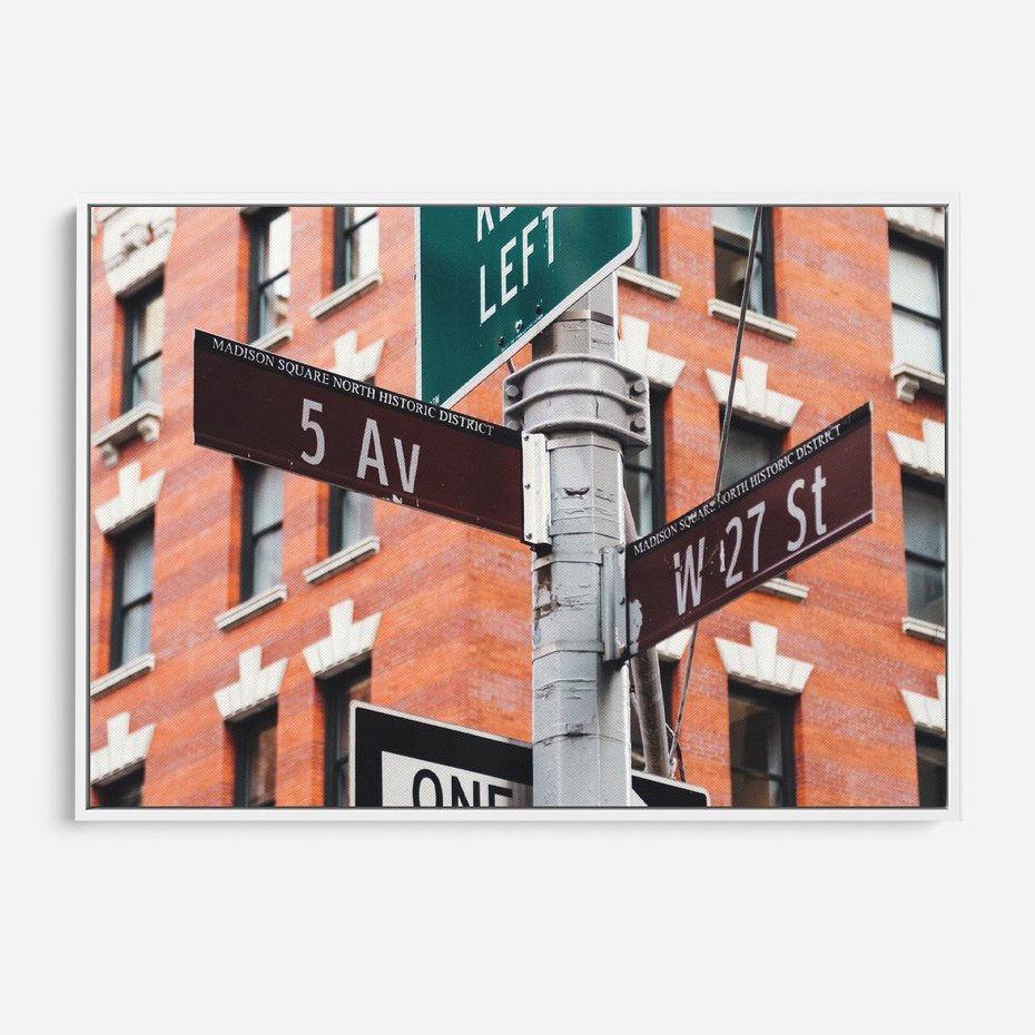 Obraz w ramie 70x50 - Namiastka wielkiego miasta - Nowy Jork, drogowskaz - rama biała