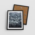 Plakat w ramie 40x50 - Domki w Chmurach - górski zimowy krajobraz, dommki na wzgórzach - rama czarna
