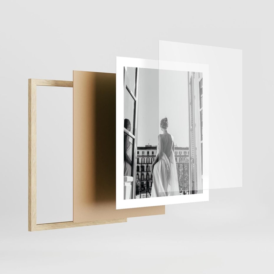 Plakat w ramie 40x50 - Poranki w Paryżu - czarno białe zdjęcie, kobieta w prześcieradle na balkonie - rama drewno