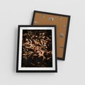 Plakat w ramie 40x50 - Jesienne Liście: Nostalgiczna Kolorystyka - suche liście, jesień - rama czarna