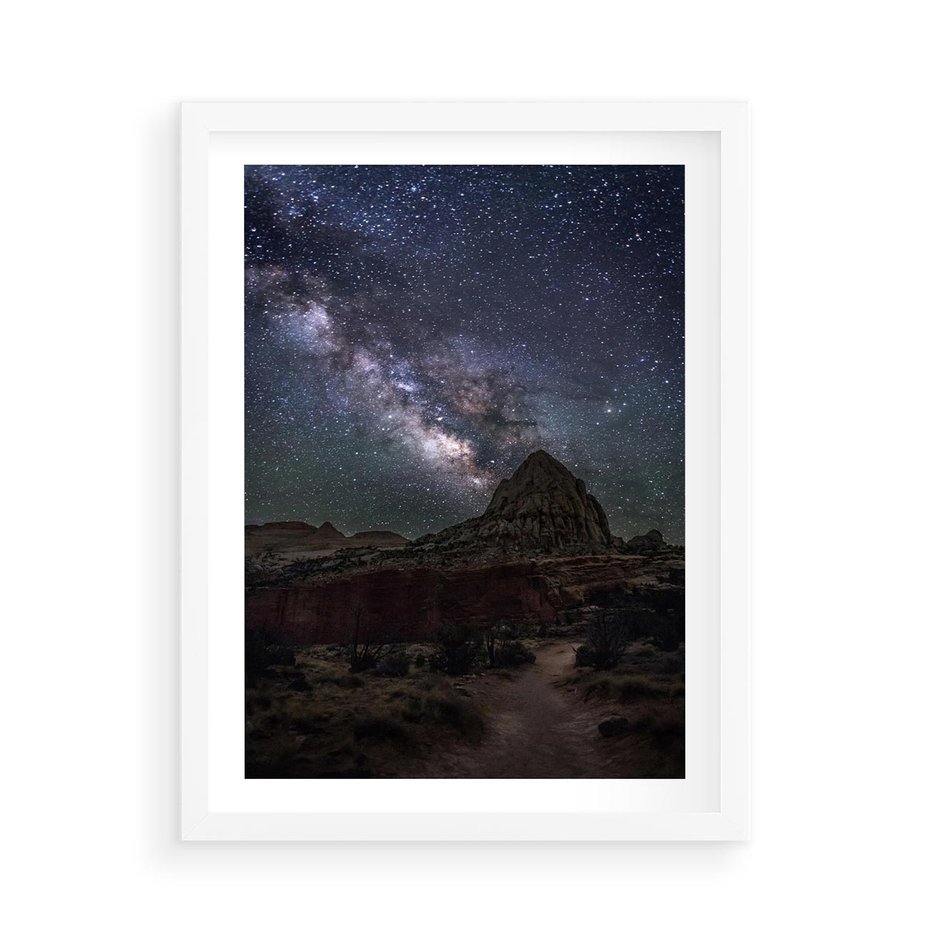 Plakat w ramie 50x70 - Gwiaździsta Noc na Pustyni - noc na pustyni, gwiździste niebo - rama biała