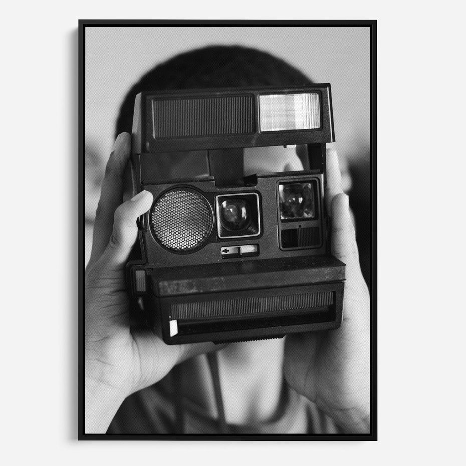 Obraz w ramie 50x70 - Mężczyzna za Aparatem - czarno białe zdjęcie, portret - rama czarna