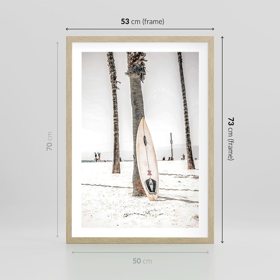 Plakat w ramie 50x70 - Plażowy Relaks - deska surfingowa, oparta o palmę - rama drewno