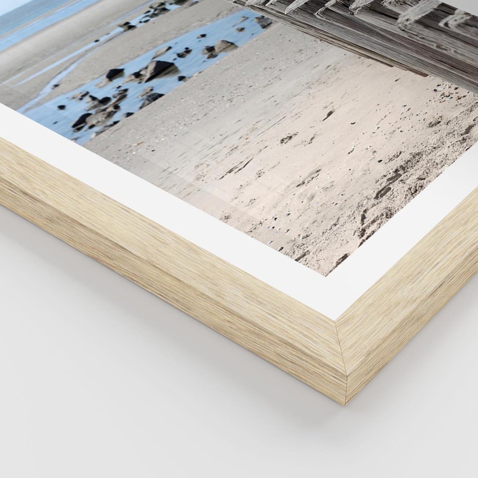 Plakat w ramie 30x40 - Fale na falochronie nad morzem - morze, falochron - rama drewno