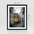 Plakat w ramie 40x50 - Urok tramwajów Lizbony - tramwaj, Lizbona - rama czarna