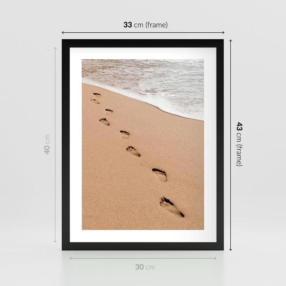 Plakat w ramie 30x40 - Ślady Stóp na Plaży: Spacer nad Morzem - plaża, ślady stóp na piasku - rama czarna