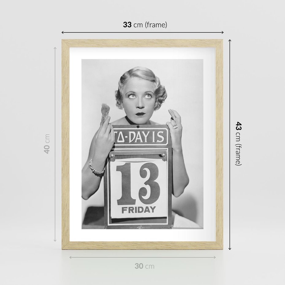 Plakat w ramie 30x40 - Czy to Pech - retro zdjęcie, czarno białe - rama drewno