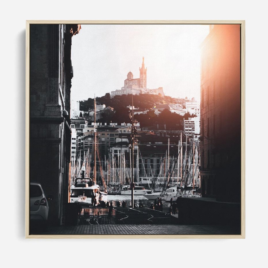 Obraz w ramie 50x50 - Światło Portowe - czarno białe zdjecie, uliczka w nadmorskim mieście - rama drewno