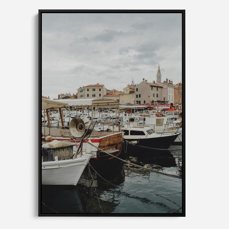 Obraz w ramie 70x100 - Malowniczy Krajobraz Morski - morze, łódki - rama czarna