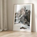 Plakat w ramie 50x70 - Górski Raj z Chatką - górskie szczyty, ośnieżone góry - rama drewno