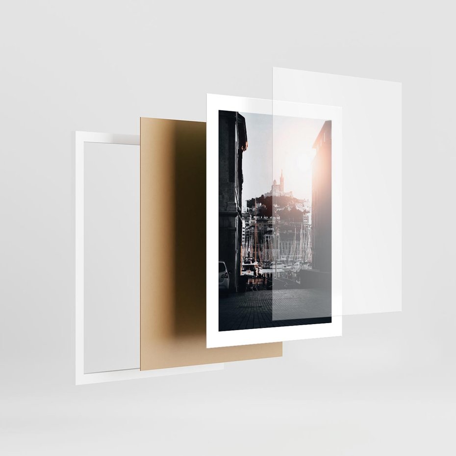 Plakat w ramie 30x40 - Światło Portowe - czarno białe zdjecie, uliczka w nadmorskim mieście - rama biała