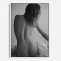 Obraz w ramie 50x70 - Piękno o Poranku - czarno biała fotografia, akt kobiecy - rama biała