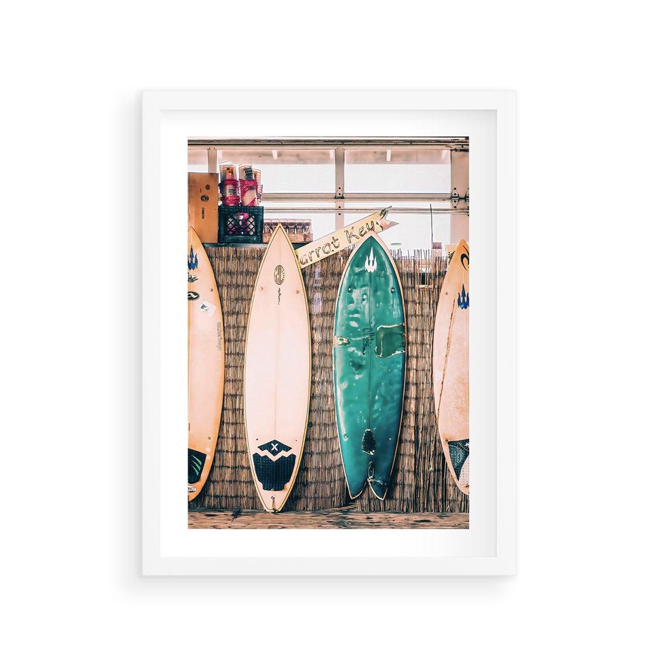 Plakat w ramie 30x40 - Deski Surfingowe w Pionie - deski surfingowe, ustawione pionowo - rama biała
