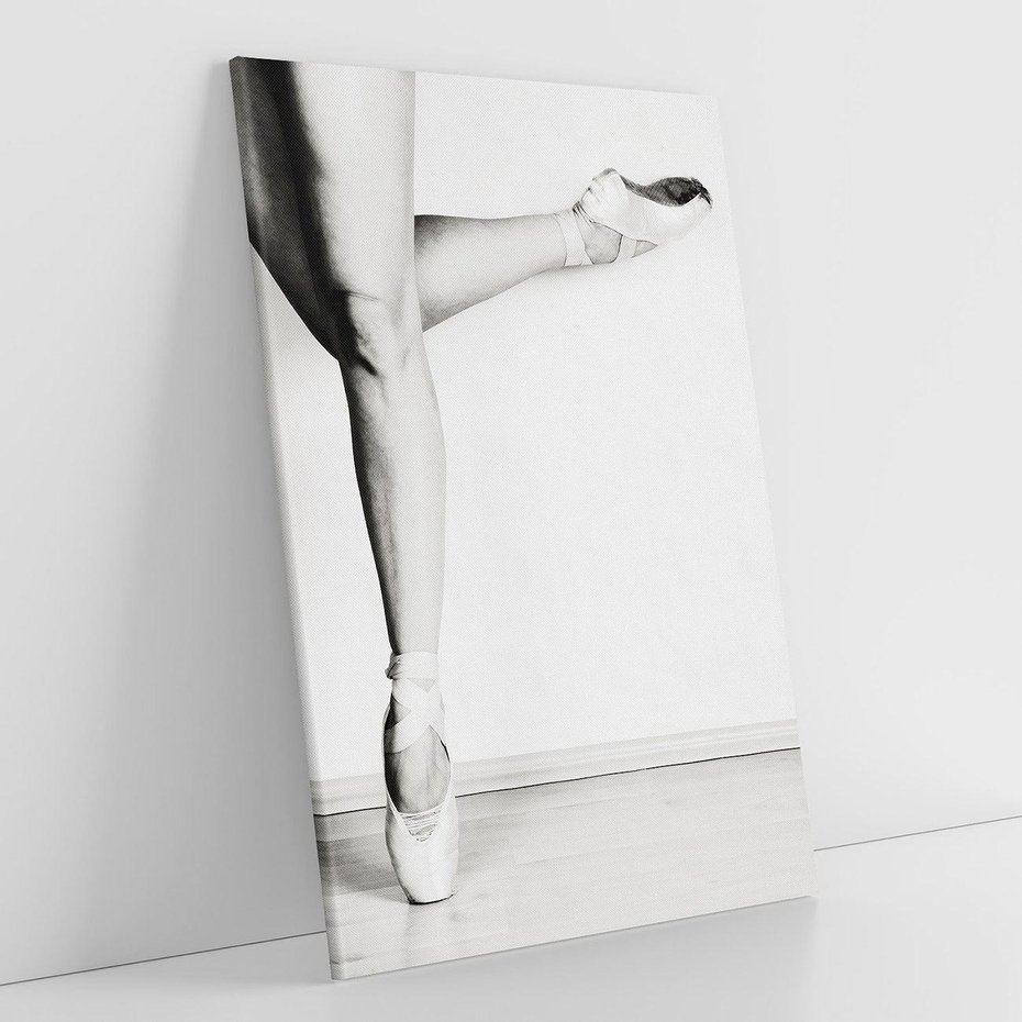 Obraz na płótnie 80x120 - Tańcząca Delikatność - artystyczne zdjęcie, odcienie szarości