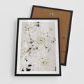 Plakat w ramie 50x70 - Białe Kwiaty: Płatki Delikatności - białe kwiaty, zbliżenie - rama czarna