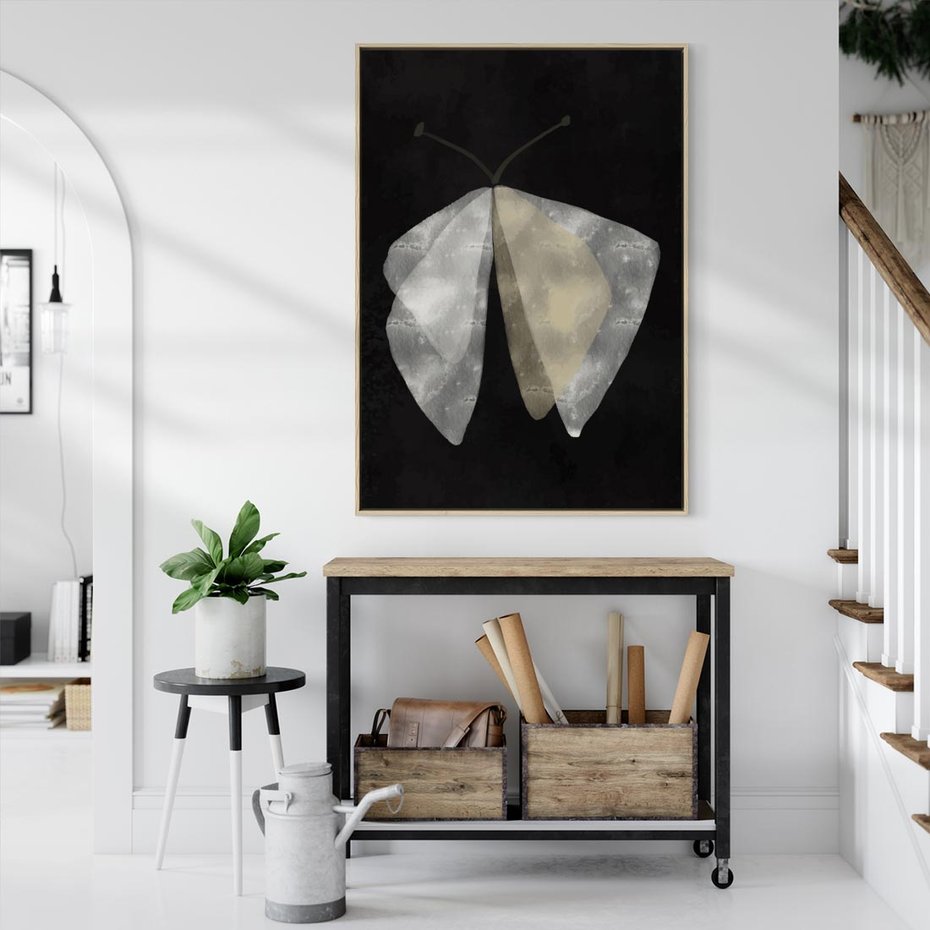 Obraz w ramie 50x70 - Obce Powidoki - abstrakcyjna ćma, mroczna atmosfera - rama drewno