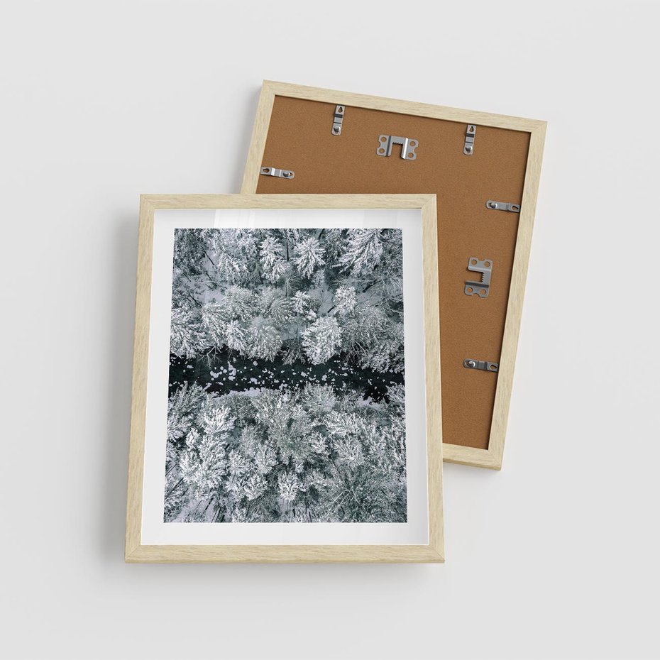Plakat w ramie 40x50 - Zimowy Krajobraz z Góry - zdjęcie z góry, zaśnieżony las i zamarznięty strumyk - rama drewno