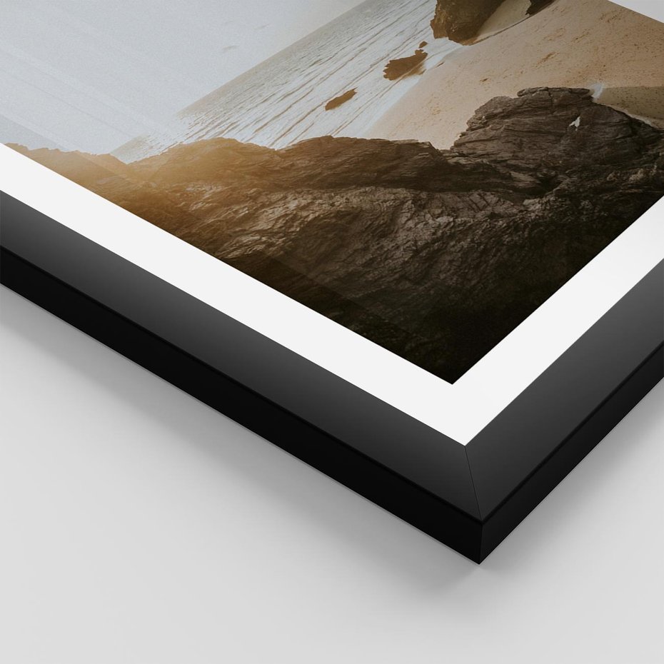 Plakat w ramie 40x50 - Magia Wieczornego Spokoju - plaża, zachód - rama czarna