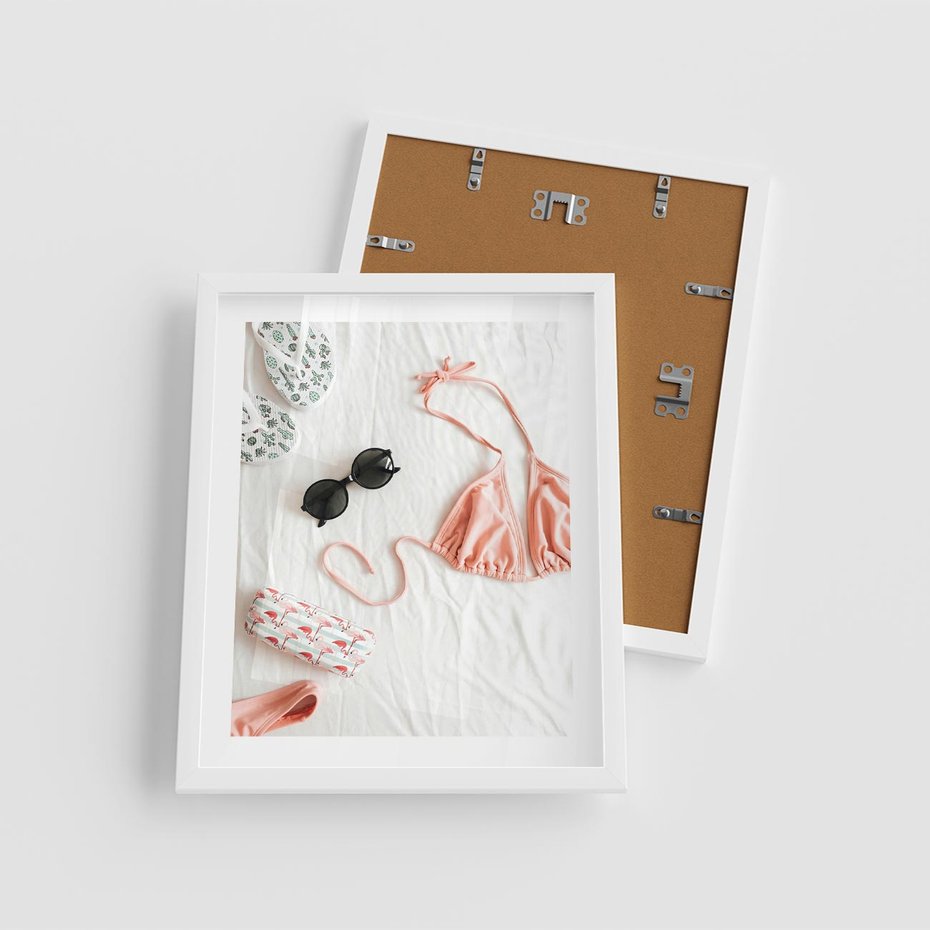 Plakat w ramie 40x50 - Letnia Elegancja na Plaży - kompozycja, elementy stroju na plażę - rama biała