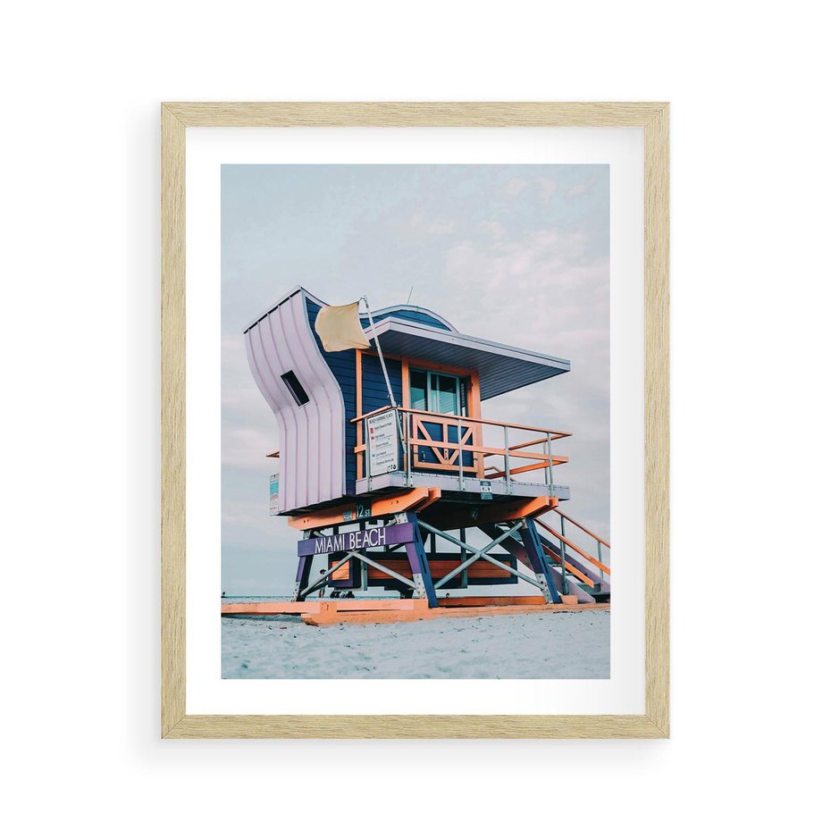 Plakat w ramie 40x50 - Plażowa Kolorystyka: Budka Ratownika w Pastelach - pastelowa budka ratownika, plaża Miami - rama drewno