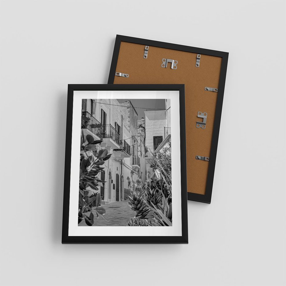 Plakat w ramie 30x40 - Nadmorska Uliczka - czarno białe zdjecie, uliczka w nadmorskim mieście - rama czarna